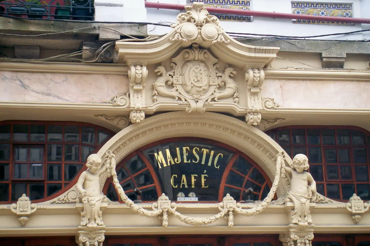 Interior e pratos do Majestic Café em Porto, Porto (8)