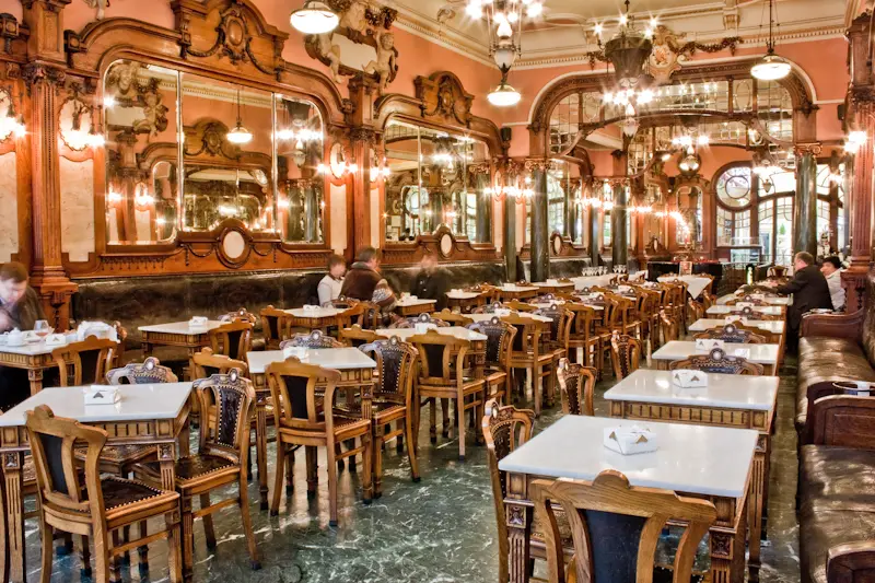 Interior e pratos do Majestic Café em Porto, Porto (9)