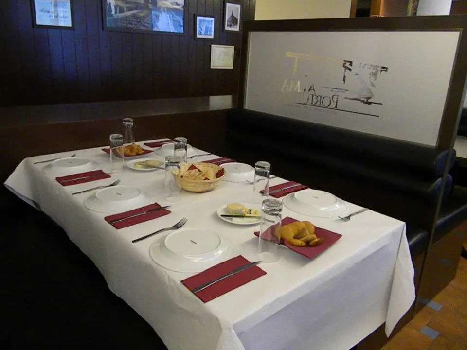 Interior e pratos do Alma Portuense em Porto, Porto (3)