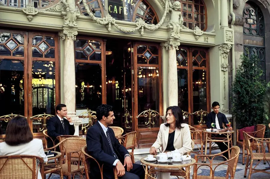 Interior e pratos do Majestic Café em Porto, Porto (10)