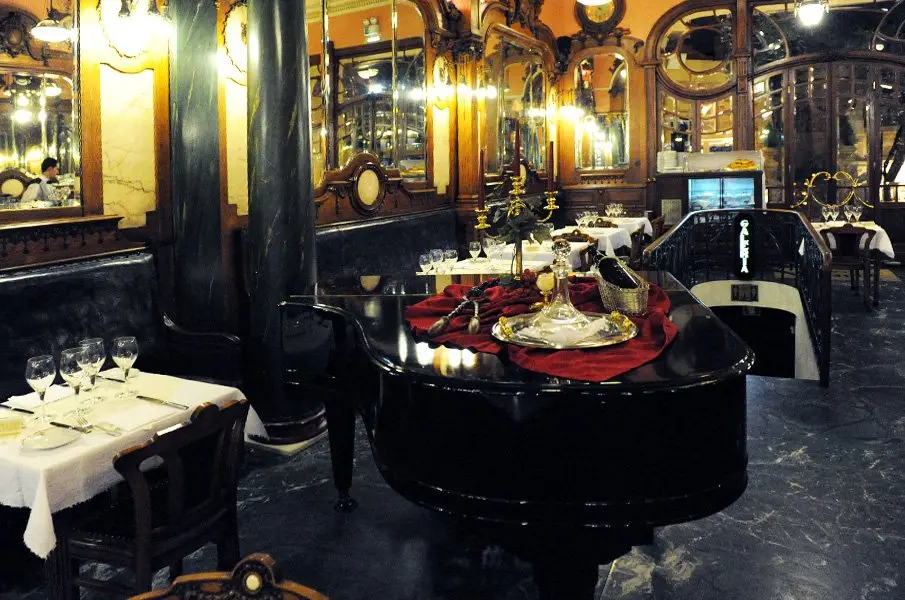 Interior e pratos do Majestic Café em Porto, Porto (12)