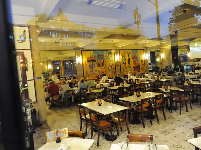 Interior e pratos do Guarany Café Restaurante em Porto, Porto (11)