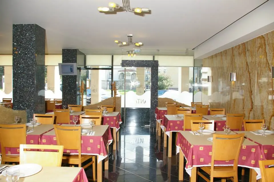 Interior e pratos do Churrasqueira Portuguesa D.Henrique em Matosinhos, Matosinhos (4)