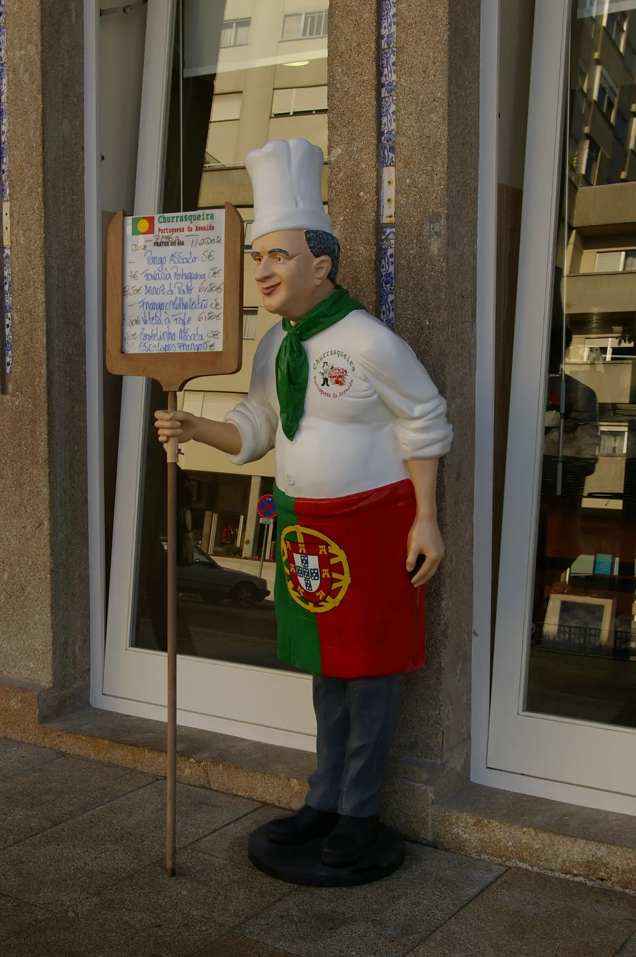 Interior e pratos do Churrasqueira Portuguesa da Avenida em Penafiel, Penafiel (4)