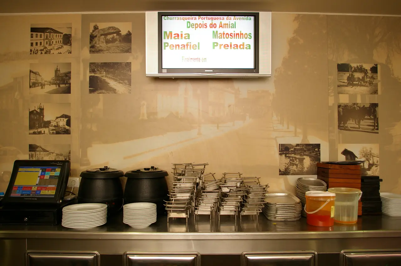 Interior e pratos do Churrasqueira Portuguesa da Avenida em Penafiel, Penafiel (3)