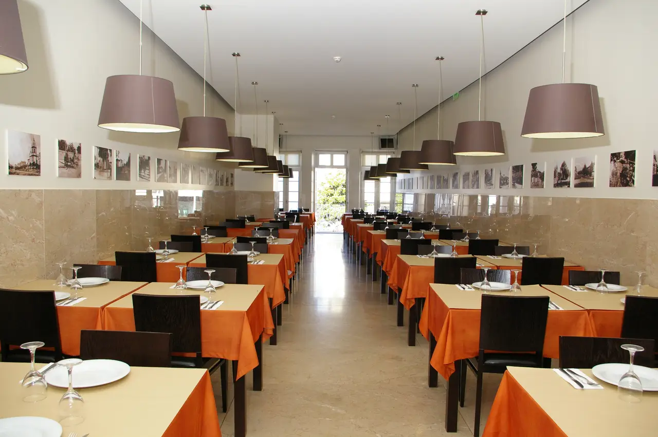 Interior e pratos do Churrasqueira Portuguesa da Avenida em Penafiel, Penafiel (2)