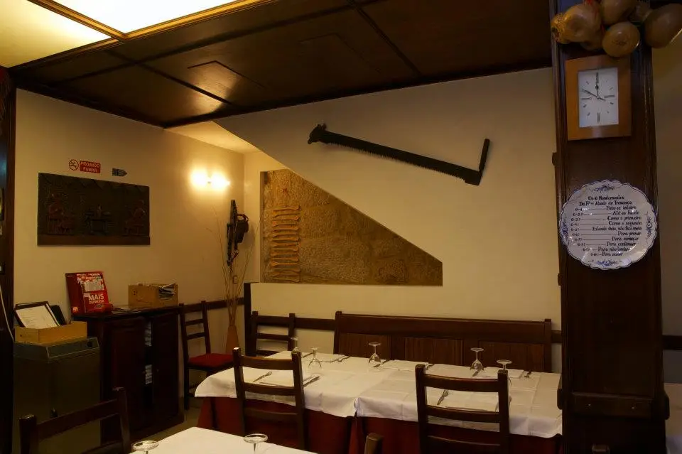Interior e pratos do Pombeiro em Porto, Porto (3)